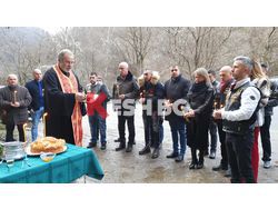 Масони мотористи изградиха чешма по пътя София - Самоков преди Долни Пасарел.